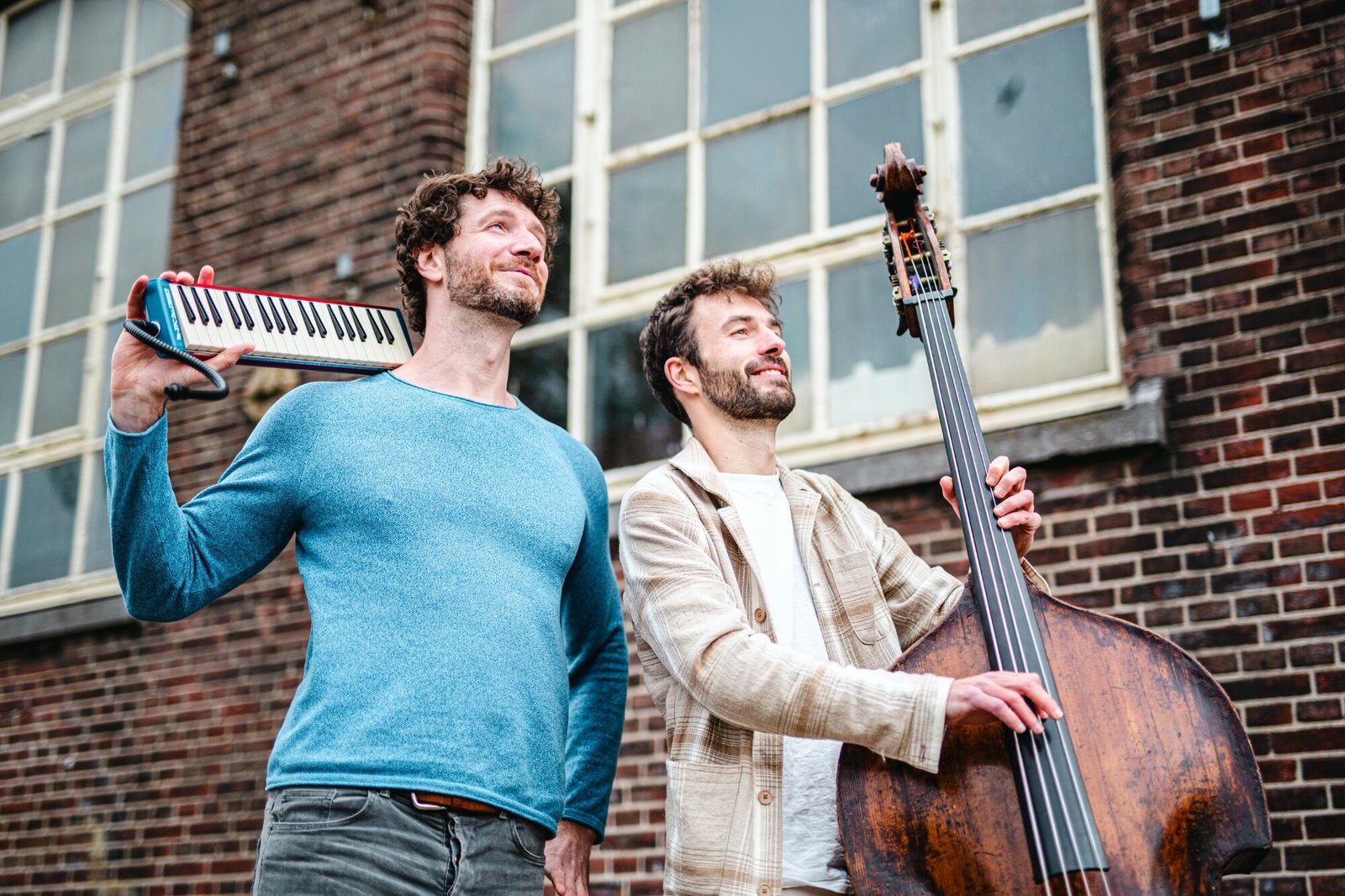 Jesse Brouwer en Benjamin de Boer van MeeMakers met melodica en contrabas